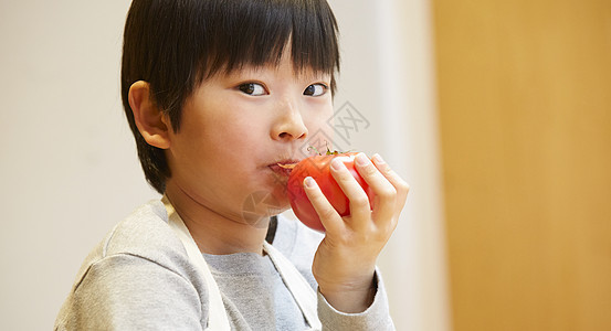 注视镜头日本人小朋友吃西红柿的孩子图片