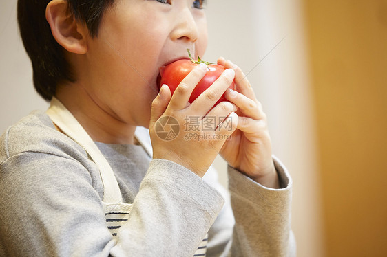 围裙男熟的吃西红柿的孩子图片