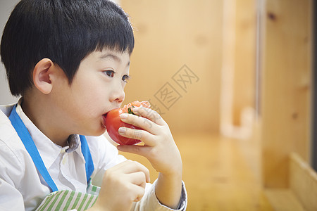 孩子气的食物熟的吃西红柿的孩子图片