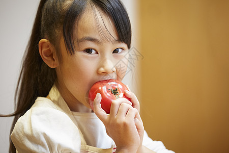 幼儿园儿童少女单人吃西红柿的孩子图片