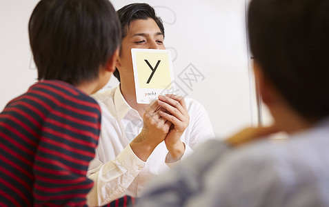 二十几岁半腰照年轻的女孩儿童英语课堂图片