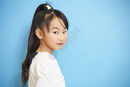 时髦新鲜复制空间儿童的肖像蓝色背面背景图片