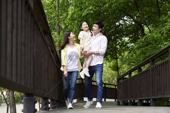 在公园里郊游的幸福一家人图片
