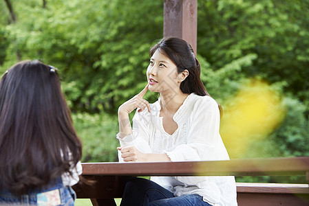 公园里与女儿聊天的母亲图片