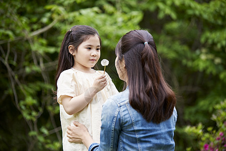 母女公园郊游玩耍图片