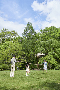 一家四口公园跳绳玩耍图片