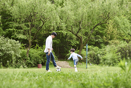 草男孩判断生活和解家庭图片