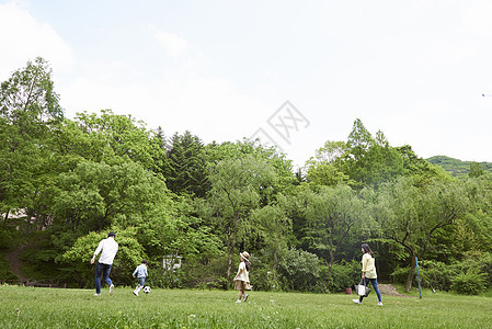 公园里游玩的一家人图片