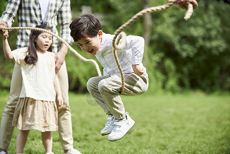 幸福一家人户外开心跳绳图片