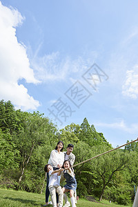 公园拔河比赛的一家人图片