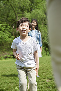 公园里可爱的小男孩图片