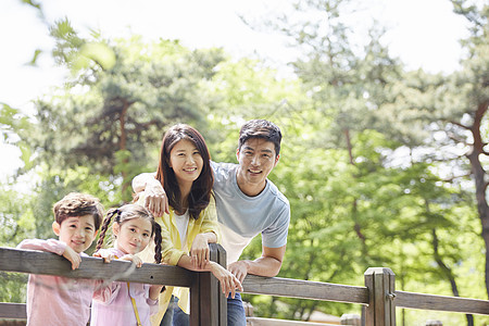 幸福家庭在公园郊游图片