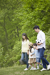 公园里踏青的一家人背景图片