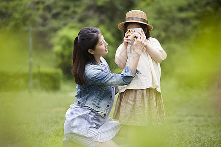 公园里拍照的母女图片