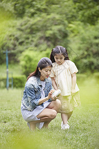 妈妈和女儿一起在户外玩耍图片