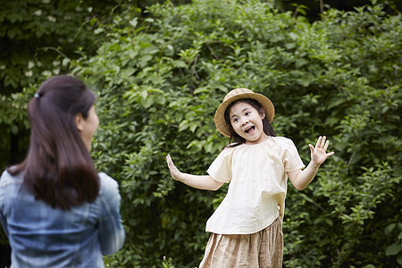 妈妈给可爱的女儿拍照图片