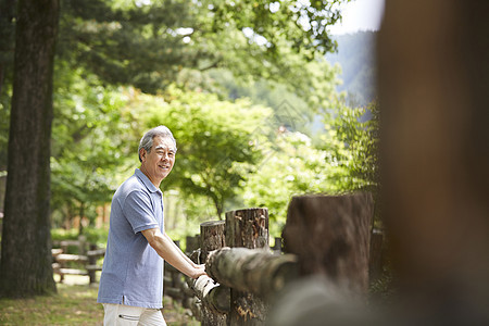 老年男性公园退休生活图片