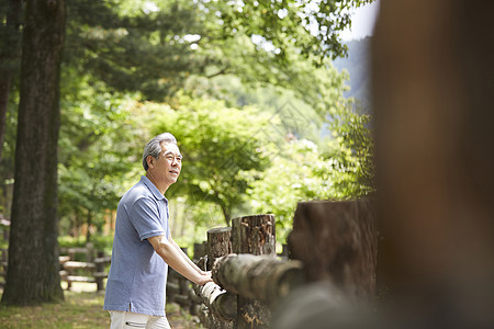 老年男性公园退休生活图片