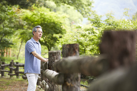 老年男性公园散步图片