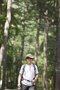 退休老人徒步登山图片