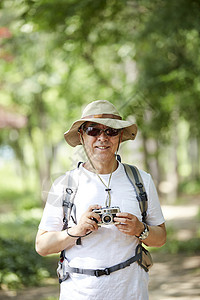 男性户外徒步登山拍照图片