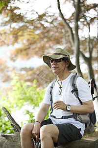 男性户外徒步登山休息图片