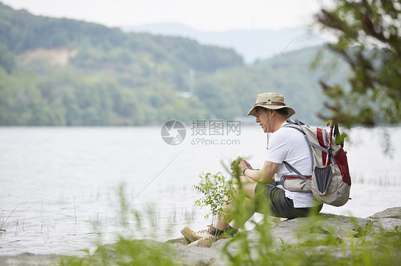 男性户外徒步登山休息图片