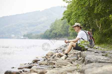 男性户外徒步登山休息图片