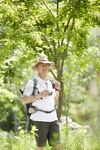 男性户外徒步登山拍照图片