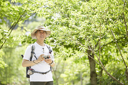 男性户外徒步登山拍照图片