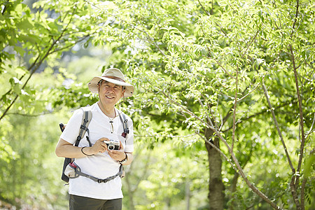 男性户外徒步登山拍照图片