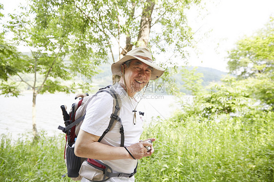 男性户外徒步登山图片