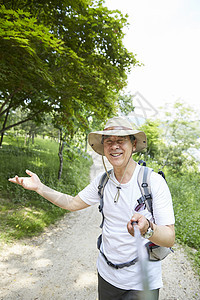 男性户外徒步登山图片