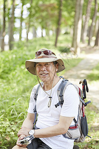 男性户外徒步登山休息图片