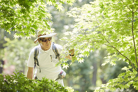 男性户外徒步登山图片