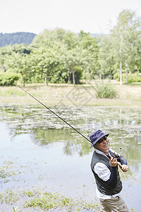 退休老人户外河边钓鱼图片