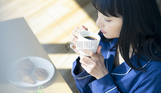 居家喝咖啡的年轻女子图片