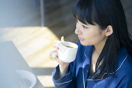 喝咖啡的年轻女子图片