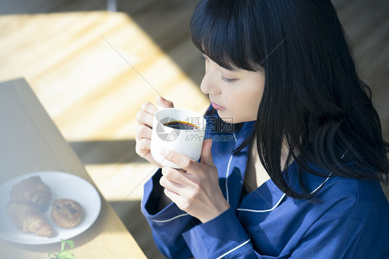 低头喝咖啡的女子图片