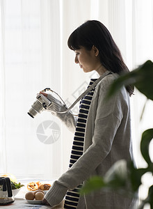 年轻女子脖子上挂着相机图片