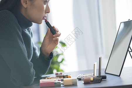 年轻女子化妆涂口红图片