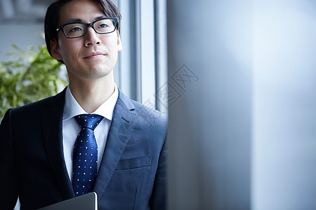 站在窗边的商人男性高清图片素材