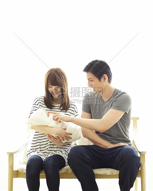 抚养婴儿的夫妻图片