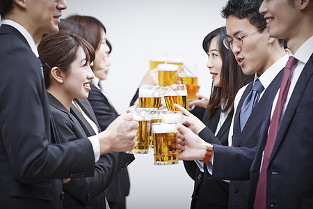 穿西装喝啤酒庆祝的商业团队图片