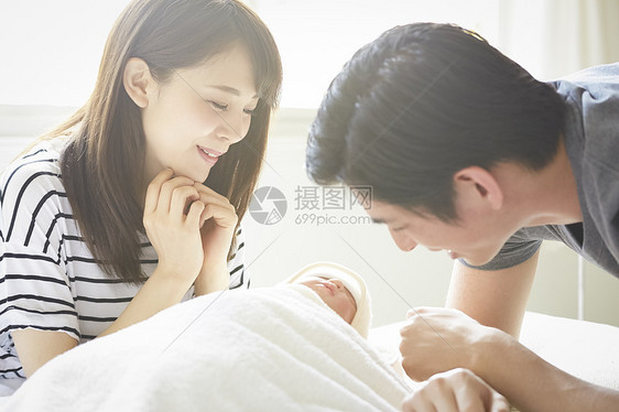 年轻的新婚夫妇图片