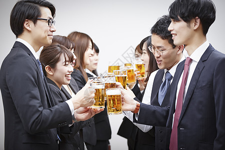 公司团队聚会开心喝啤酒庆祝图片