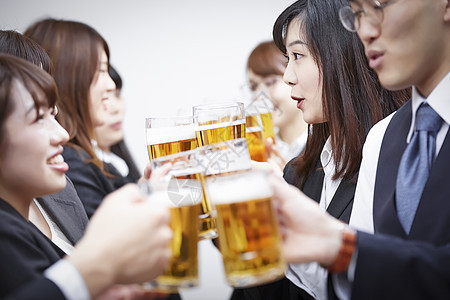 公司团队聚会开心喝啤酒庆祝图片