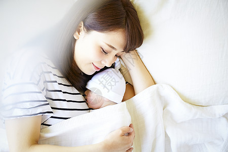 妈妈抱着婴儿睡觉母亲抱在怀里的孩子背景