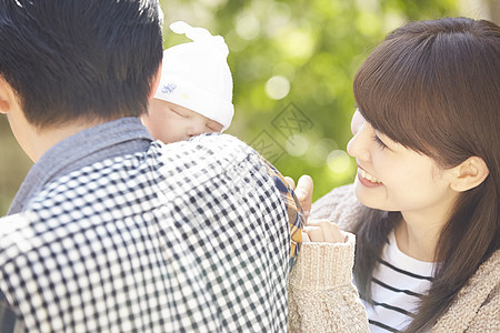 年轻的新婚夫妇图片