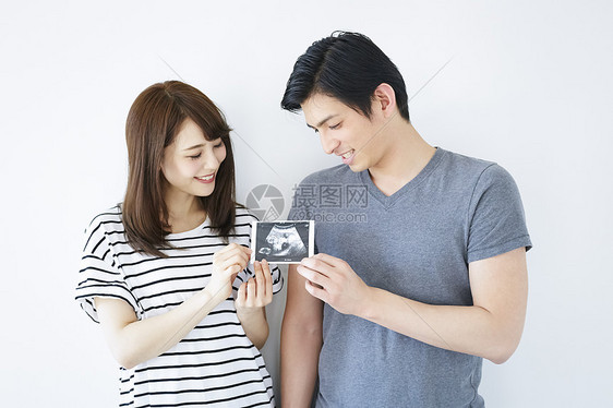 夫妻开心的体检怀孕拍片图片